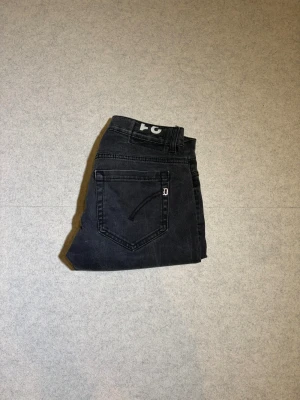 Dondup George  - Feta dondups i moddelen George byxorna är fint skick och mått och bild med det på går att lösa vid intresse bara att höra av dig vid frågor och funderingar 