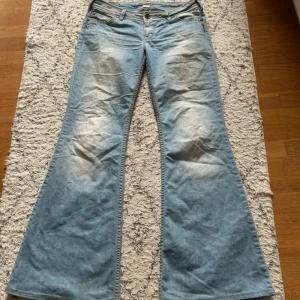 Bootcut ljusblå jeans från silver jeans - Säljer då dom inte passar mig! Köpta på vinted :) Midjemått- 38 cm Innebrnslängd- 78 Storlek W 29 