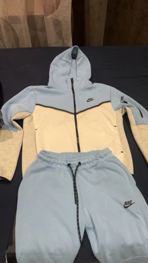 Nike tech fleece - Blå Nike tech fleece. Säljer den för att den passar inte mig längre. Pris går att diskuteras.