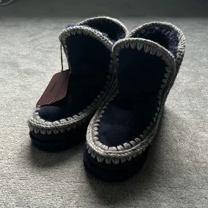Mörkblå boots från Mou - Säljer ett par HELT OANDVÄNDA mörkblå boots från Mou.Skorna har en mjuk och varm insida, perfekt för kyligare dagar. De är tillverkade i mocka och har en robust sula för extra komfort. Säljer pågrund av fel storlek. Orginalpris 3200kr. Priset kan diskuteras 