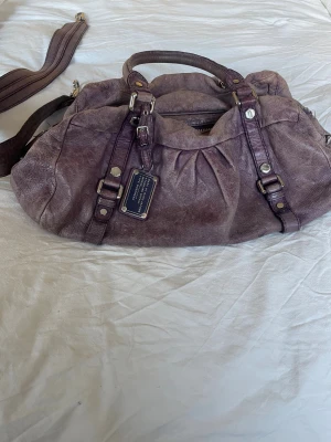 Marc Jacobs handväska - Cool lila handväska från Marc Jacobs, avtagbart band tillkommer. Ca 30cm bred, 20cm hög, 15cm djup, skriv vid frågor!💞💞💞