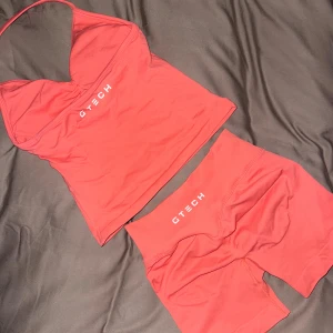 Korallrosa sett från GTECH - Säljer en detta så snygga sett från GTECH med smala axelband och v-ringad front. Materialet är mjukt och stretchigt, endast testat! Xs i byxorna och s i toppen 
