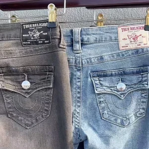 True Religion jeans - Säljer ett par gråa jeans från True Religion. Modellen har låg midja och bootcut-ben. Jeansen är tillverkade i stretchig denim för skön passform och har klassiska sömmar på bakfickorna. Modellen är ”Joey” och kostar i nypris 1300 kr💕 Säljer då de är på gränsen till för små för mig☺️Köpta i somras och använda ett par gånger, skonsamt använda men en liten defekt vid den lilla fickan framtill (Se på bild 5) men det är inget som jag personligen tänker på💕🤗