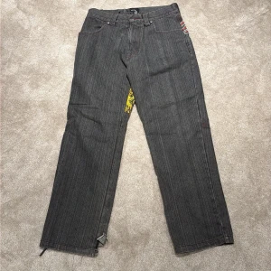 Rawblue jeans med gul print, 32/32 !!BUD!! - lite slitna. Ändå rätt så bra skick. Buda gärna. 