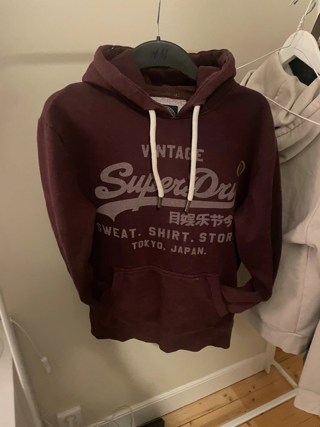 Vinröd Superdry hoodie med tryck
