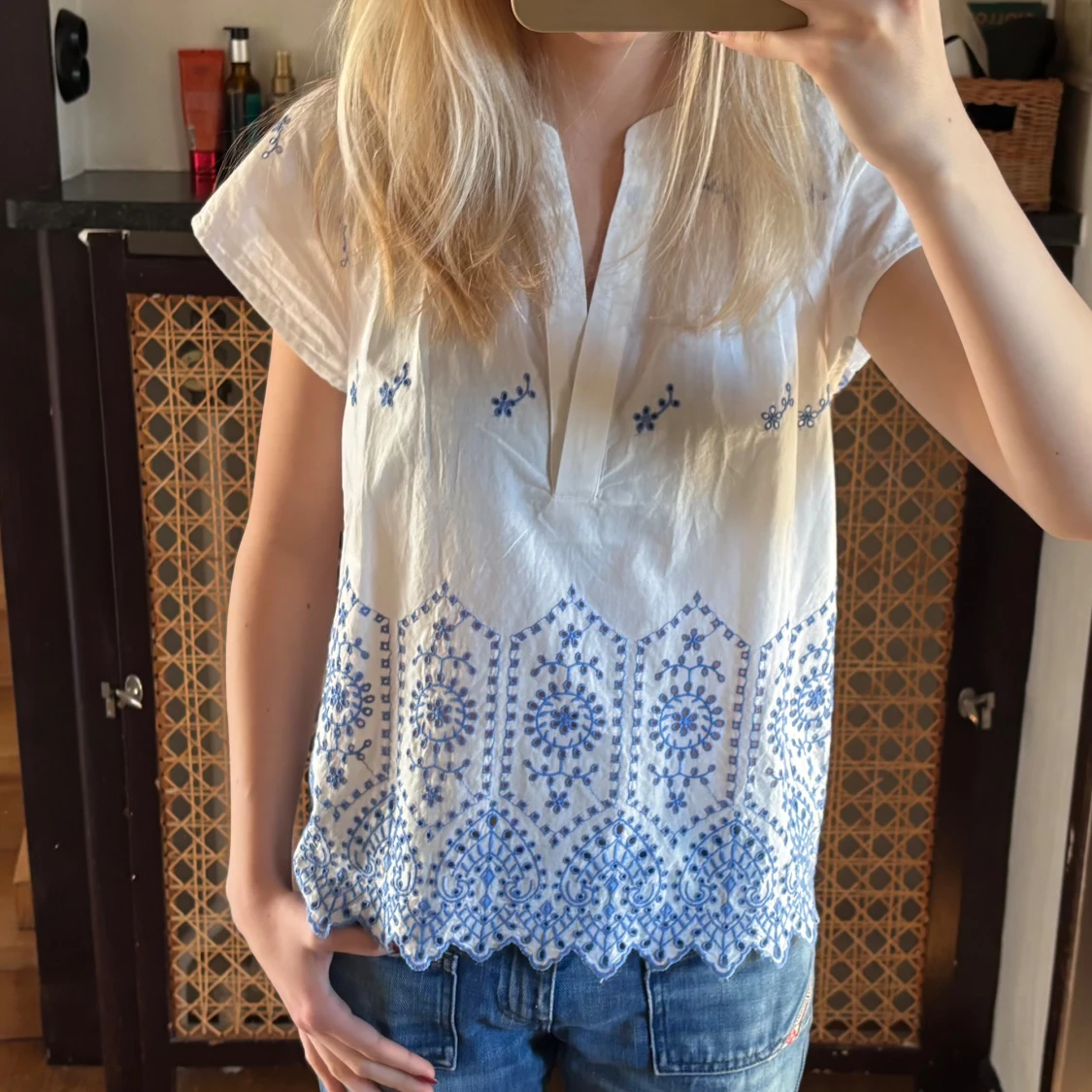 Vit blus med blå broderi Holly & White