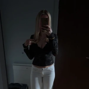 Svart spetsblus från Gina Tricot - Säljer en svart långärmad blus från Gina Tricot i storlek XS. Blusen är helt i spets med v-ringad omlottfront och transparenta partier. Den har en slim passform och ger en riktigt snygg siluett. Perfekt för dig som gillar detaljer och vill sticka ut.💓