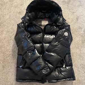 Moncler Maya  - Säljer min moncler jacka då den knappt används. Jackan är köpt förra året och knappt använd så den är i helt nytt skick. Den är i storlek S men passar XS också. 