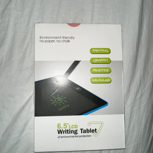 6.5'' LCD Writing Tablet ritplatta  - Miljövänlig 6.5'' LCD Writing Tablet, perfekt för anteckningar, rita, kalkyl och övning. Lätt att använda med medföljande penna och raderingsfunktion. Produkten är i nyskick i originalförpackning, idealisk för barn och vuxna.6.5" LCD Writing Tablet för målning, graffiti, övning och kalkyl. Miljövänlig, inget papper eller krita behövs.