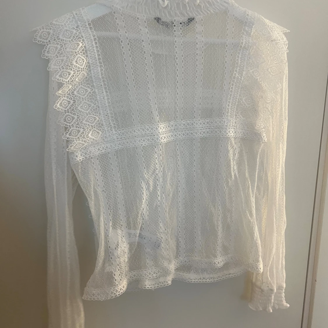 Vit spetsblus med volang från Zara - 3