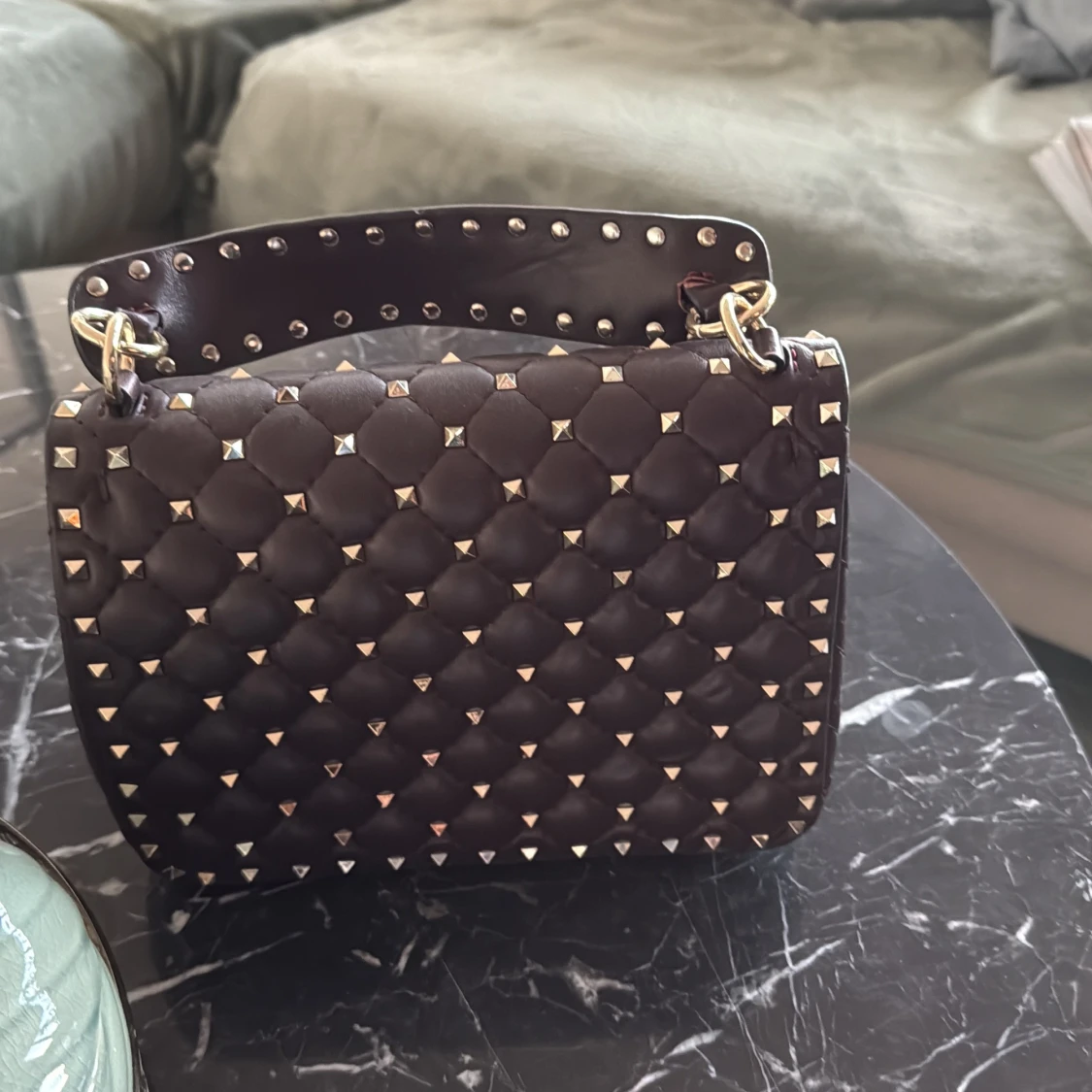 Vinröd handväska med guldnitar  - 2