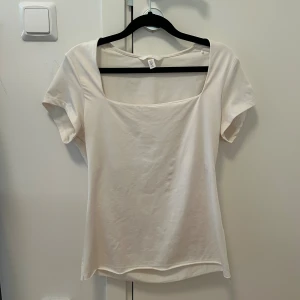 Vit topp med fyrkantig hals från H&M - Topp från h&m storlek M, bra skick. Lite osäker på om den är vit eller beige