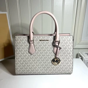 Michael Kors väska ”Sheila” i Vanilla och Powder Blush - Ny och oanvänd