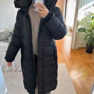 Rock n blue jacka - Super snygg rockandblue jacka i modellen Falcon black. Köpt förra vintern i best of brands men enbart använd 1-3 gånger. Har inga tecken på användning och ser helt ny ut. Har även kvar papperslapparna insidan av jackan.  Kan både mötas upp i Stockholm och posta Kan skicka fler bilder privat ! Köpt för 3999:-  Står storlek 46, men går att justera midjemåttet så tycker det är en L-XL