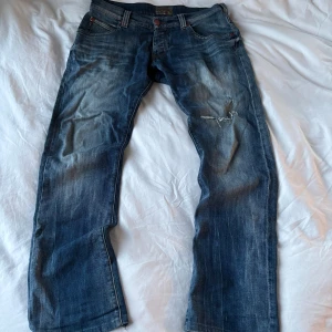 Armani Jeans - Helt sjuka och sällsynta jeans från Armani med snygga slitningar och fades😮‍💨 Materialet är i hög kvalité och passformen är perfekt🤩 Skriv privat för fler bilder/frågor osv‼️