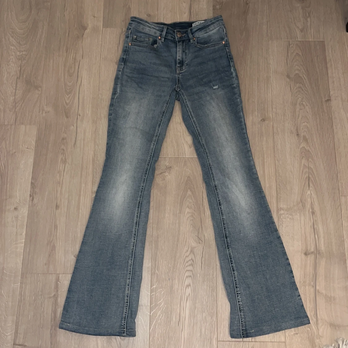 Blå bootcut jeans från Vero Moda