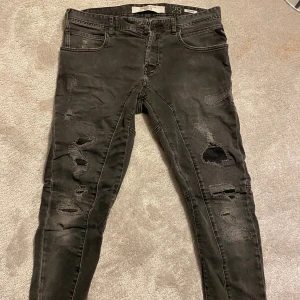 Replay jeans  - Säljer dessa feta replay jeans 👖👖Jeansen är i bra skick förutom Att högsta knappen på gylfen är sönder Och hålet vid bild 3. Skriv för frågor ☺️ 