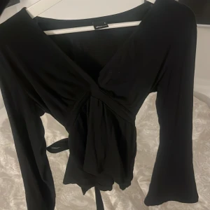 Svart omlottopp från Gina Tricot - Kommer inte till användning 