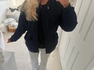 Mörkblå jacka - Så fin mörkblå jacka från Carin Wester!! Justerbar så man kan dra åt i midjan och helt perfekt❤️❤️