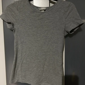 Grå T-shirt - Vanlig grå T-shirt. Fint skick. Från hm. Slimmad i modellen