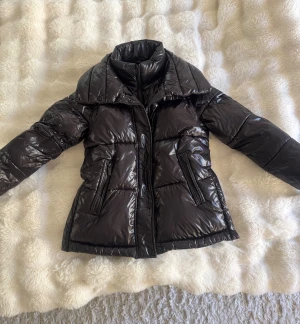 Jacka och väst - Säljer en helt ny jacka från Michael Kors, avtagbara ärmar som blir till en fin väst! Det är storlek xxs, men  enligt mig är den en s, den sitter som en s!! Nypris 2100kr