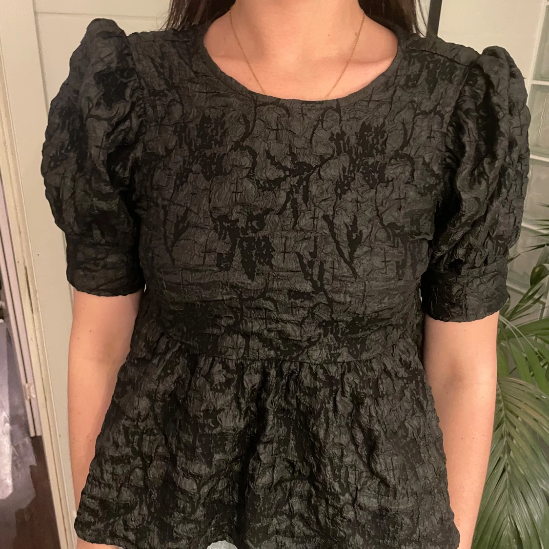 Svart blus med puffärm och struktur