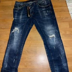 Dsquared2 blå slitna jeans herr - Äkta med inget skadda och en QR kod som funkar ingen problem med den bara att den blivit för liten för mig