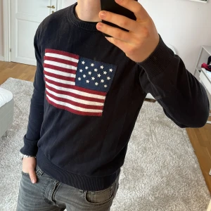 Gant sweatshirt med usa flagga  - Sweatshirt | Mycket bra skick | Size - M | Pris 449 | Hör av dig vid minsta fråga eller fundering📩