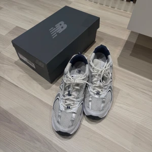 Vita New Balance 530 sneakers - Min man fick present , använde dom 2 gånger men den kommer inte till användning därför säljer jag de! Superfina skor, orginal förpackning finns! (Ordpris 1400kr)