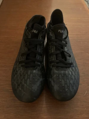 Fotbolls skor svarta Puma  - Svarta Puma  fotbolls skor i strl 39,40
