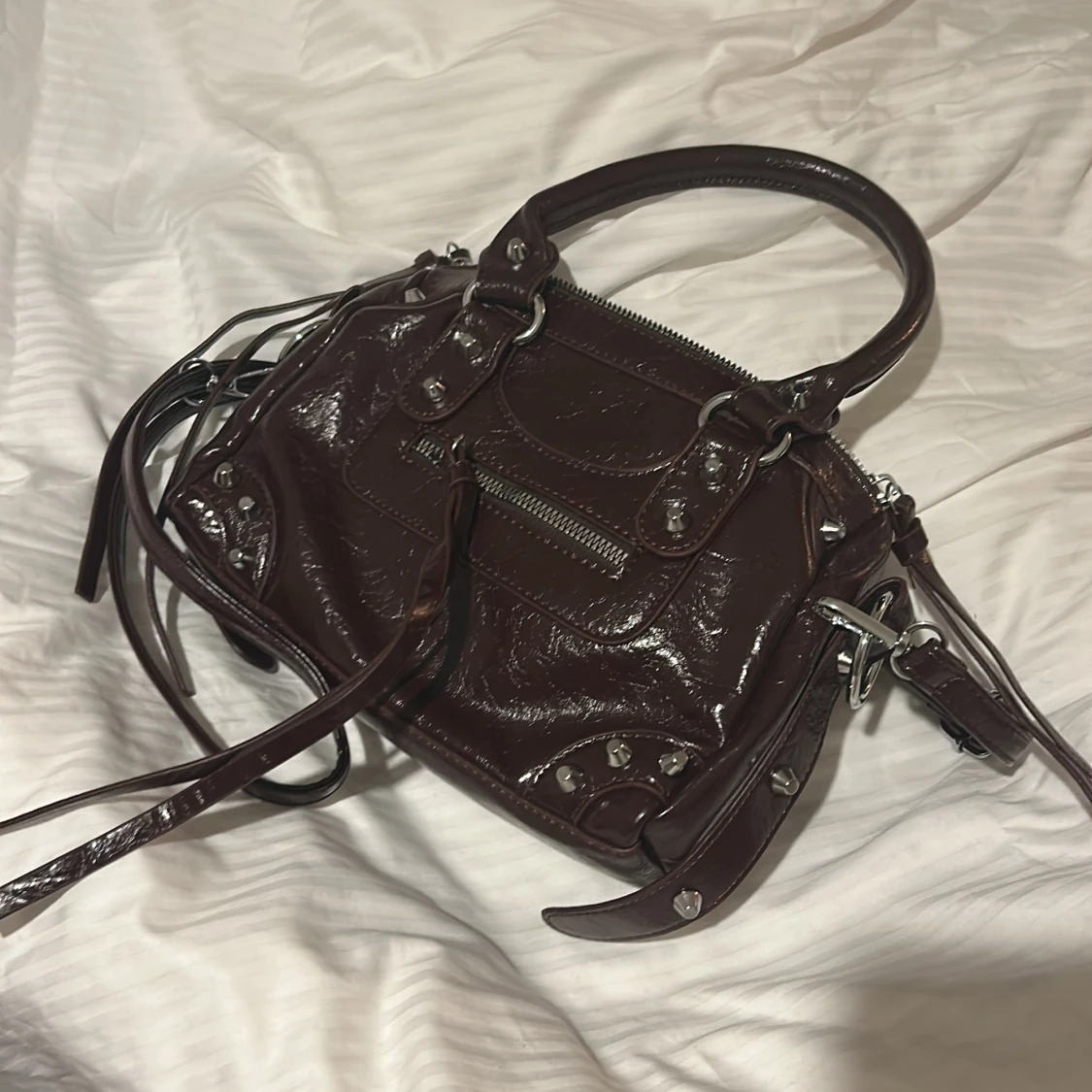 Vinröd handväska med nitar