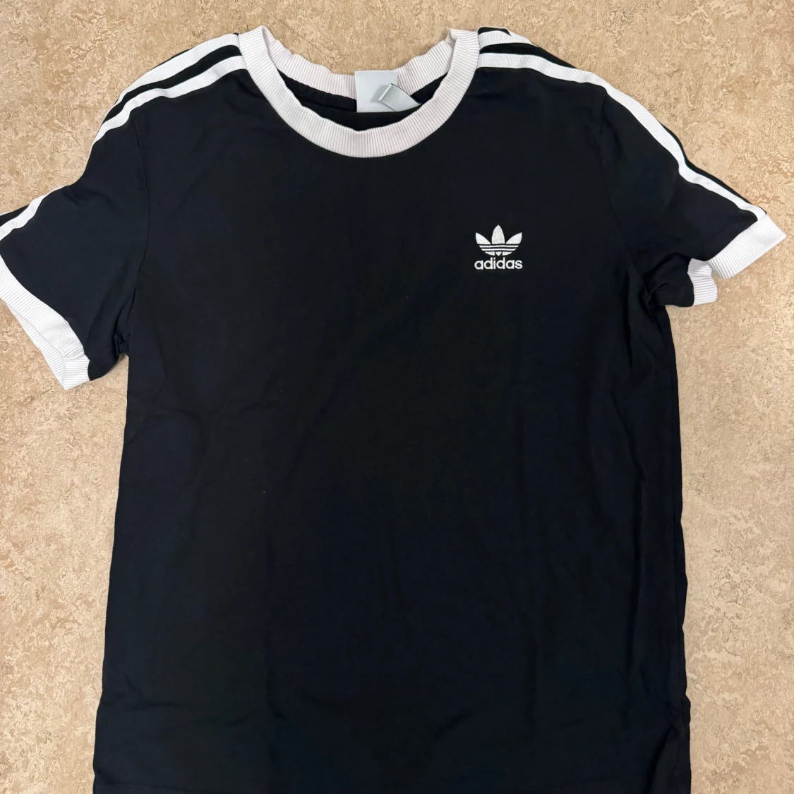 Svart Adidas t-shirt med vita ränder - 1