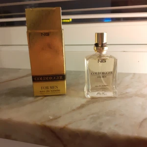 NG Golddigger For Unisex EdT 15ml - NG Golddigger For Men, Luktar Som Stronger With You, är en eau de toilette i smidig 15 ml flaska. Ingredienser: Alcohol Denat., Parfum, Limonene, Coumarin, Aqua, Linalool, Citral, Citronellol, Geraniol, Hexyl Cinnamal, Benzyl Benzoate, CI 19140, CI 14700. Perfekt storlek för att ta med överallt. Priset Kan Diskuteras