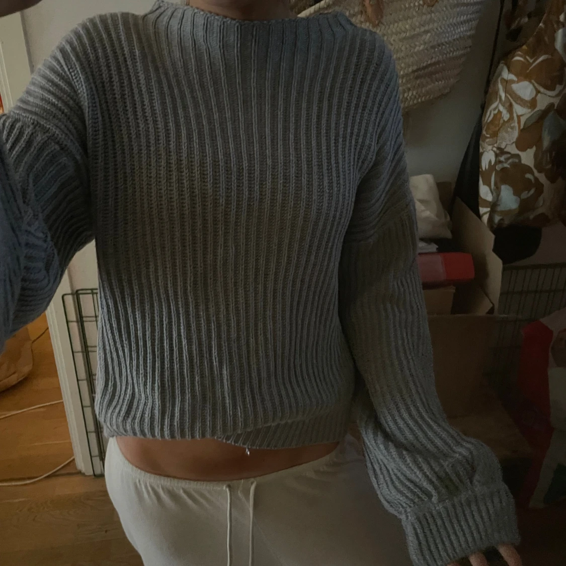 Grå ribbad stickad tröja