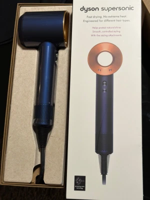 Dyson Supersonic - Säljer min nya Dyson Supersonic eftersom jag råkade köpa fel modell. Jag hade egentligen tänkt köpa en Dyson Airwrap till min fru, så denna behöver nu hitta ett nytt hem istället.  Produkten är ny och har inte använts.           Nypris: 3500kr                                                       Mitt pris: 2500kr                                                  Finns att hämta i Stockholm eller kan skickas mot fraktkostnad.