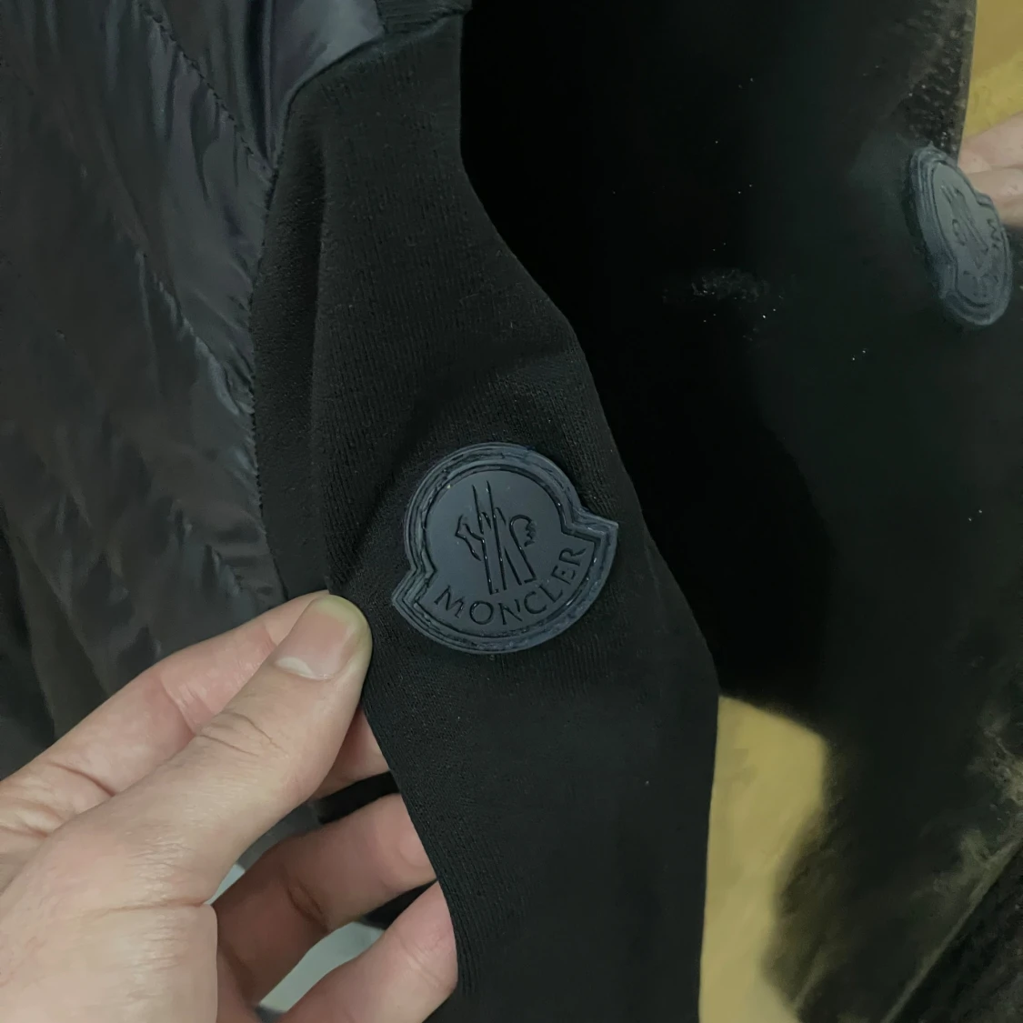 Svart pufferjacka med huva från Moncler - 2