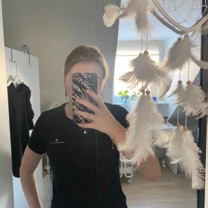 Svart sport tröja - Säljer en basic svart sport tröja. För att den inte används längre. Det står M men skulle säga att den sitter som en S, lite lösare.        Skicka för flera bilder eller frågor💕