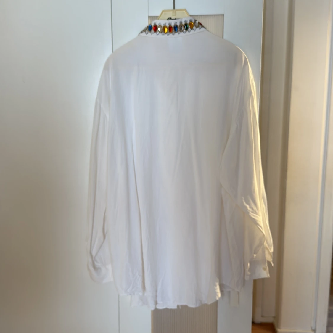 Vit skjorta med pärlor från Mama - 1