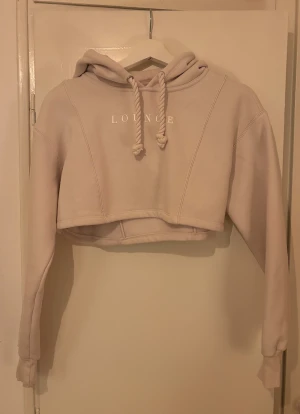 Mjukisset från Lounge - Ett ljust beige mjukisset från LOUNGE i storlek xs!😇  Både tröjan och byxorna är fodrade så de passar jätte bra nu till vintern! Tröjan är cropad och slutar mellan bysten och naveln.  Setet är aldrig använt! Hittade inte detta på hemsidan så tror det har utgått från deras sortiment!