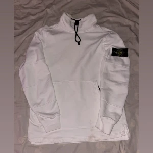 Ovanlig stone island turtleneck - Ovanlig tröja från stone island, äkta. Den har en fläck längst ner men annars är den bra. Hör av er vid frågor
