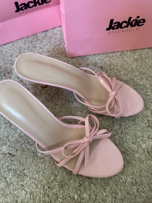 rosa klackar  - såå snygga klackskor😩😩så himla sköna att gå i också!  aldrig använda  