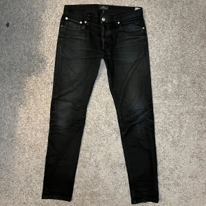 A.P.C Jeans - Tja säljer nu ett par riktigt snygga svarta A.P.C jeans i storlek W30 för endast 699kr! Lagade vid knäna. Pris är ej hugget i sten, hör av er i dm vid funderingar 🙌