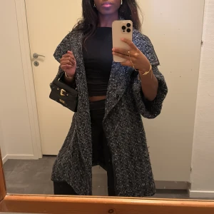 Trekvartsärm kappa  - Trekvartsärm oversized kappa med bred krage och grovstickad struktur. Pgd av skinnet flagnar jackan tyvärr 🎀   