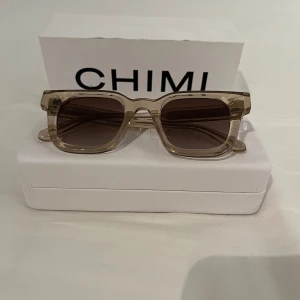 Chimi 04 Ecru - Är väldigt öppen för prisförändringar. Snygga solglasögon från Chimi i modellen 04 Ecru. Dkicket är magnifikt då de bara har används cirka 10 gånger. Skick (10/10) 