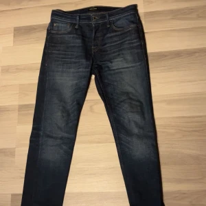   Jack & Jones jeans - Snygga mörkblå jeans från Jack & Jones i modellen Tapered/Mike. Storlek 29/32