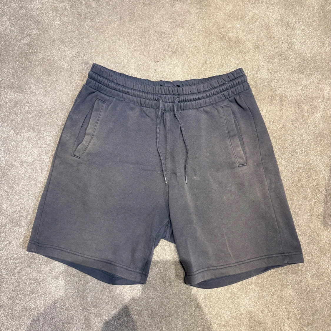 Mörkgrå bomullsshorts med snörning