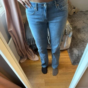 ljusblå jeans straight fit - Säljer ett par jeans i ljusblå tvätt med raka ben och medel hög midja. Jeansen har fem fickor och är tillverkade i slitstarkt bomullsjeans. Perfekt passform för dig som gillar en tidlös och chill look. Jag säljer pågrund av att jag äger för många jeans