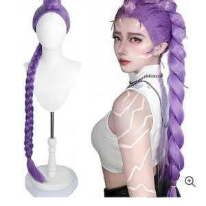 Lång lila flätad peruk cosplay - Säljer Rumi från K-Pop: Demonjägarna peruk med lång, tjock fläta. Perfekt för cosplay eller när du vill sticka ut med en unik look. Peruken har intensiv lila färg och är gjord av syntetmaterial som är lätt att styla. Sitter bekvämt och ger en snygg, edgy vibe.