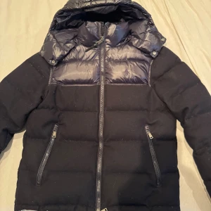 Svart pufferjacka från Polo Ralph Lauren - Använd en vinter säljer den då jag tröttnat. Perfekt skick inga hål eller andra defekter. Väldigt varm och bekväm. Väldigt eftertraktad jacka.
