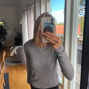 Grå tunn stickad tröja - Skön tunn grå tröja med bra material💝Perfekt för lager på lager. Endast använd fåtal gågner🥰
